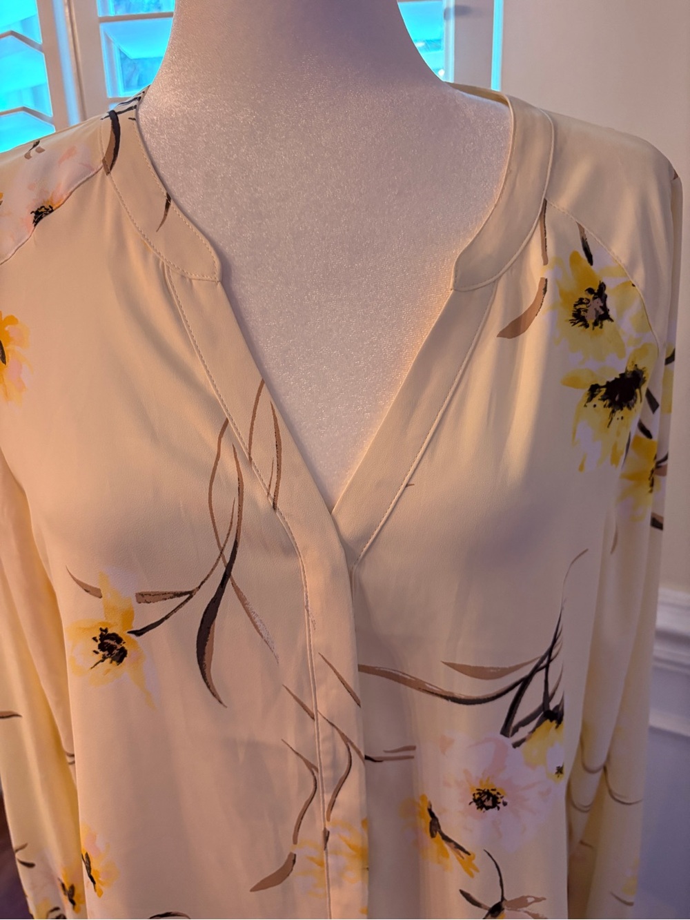White House Black Market Pale Yellow Floral V-Neck Blouse - Picture 3 of 10